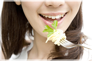 総入れ歯は、日々の食事で汚れたり、摩耗したりしていきます