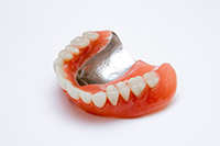精密入れ歯(金属床義歯)の特徴